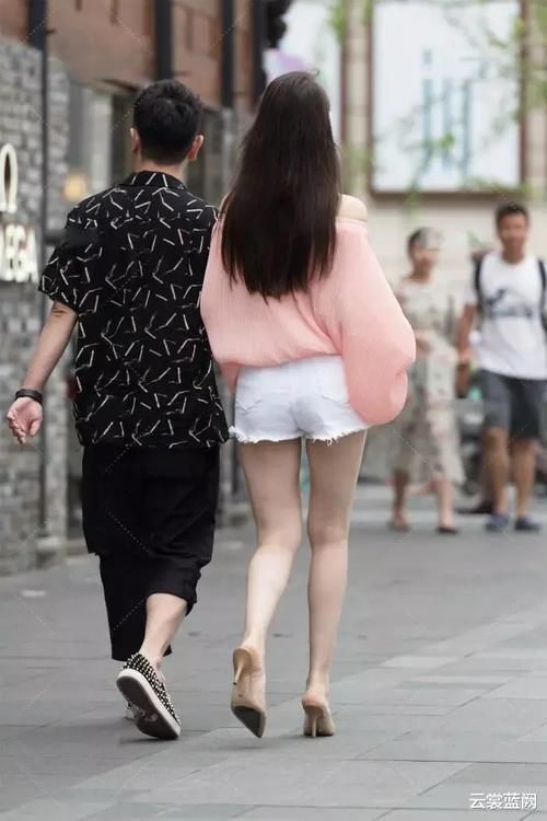 回眸一笑百媚生，六宫粉黛无颜色，一字肩长袖上衣的优雅时尚穿搭