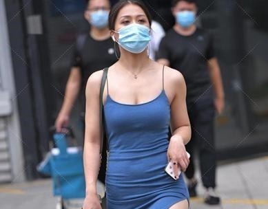 微胖 深蓝吊带连衣裙,裙摆处的开叉设计,别具一格