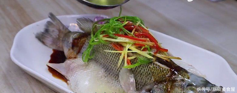 清蒸鲈鱼怎么做才嫩滑爽口,做好这2步,在家就能做出大厨的水平