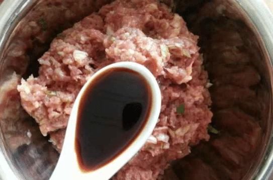  无论调哪种肉馅，都不要用料酒去腥，教你正确做法，又香又多汁