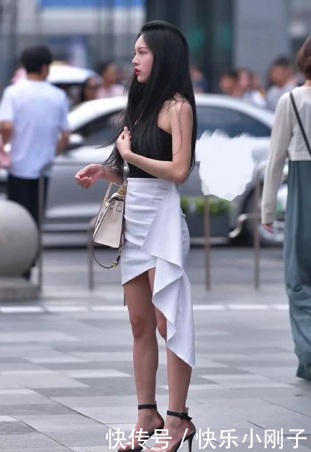 精致有型的黑白配美女，高跟鞋让女生又爱又恨啊