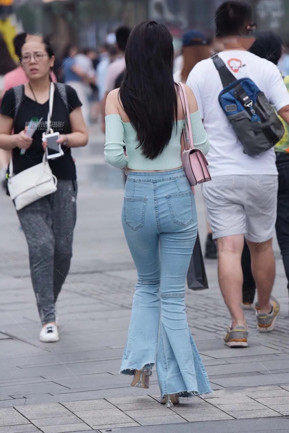 精致的温柔风穿搭,薄荷绿一字肩T恤+喇叭牛仔裤,清凉时髦又不失女人味