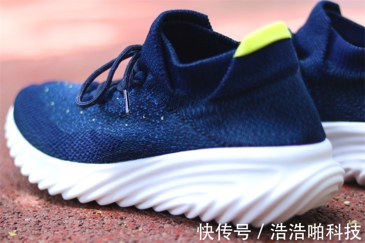 运动版 穿袜套鞋是怎么一种体验呢?网友:这个值得试一试