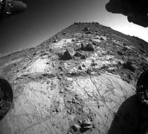 即将抵达夏普山峰顶火星传回最新照片,好奇号所处位置不太妙