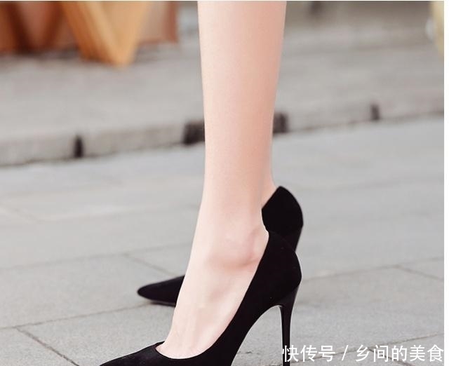 细跟鞋尽显优雅女人味,展现出与众不同的气质