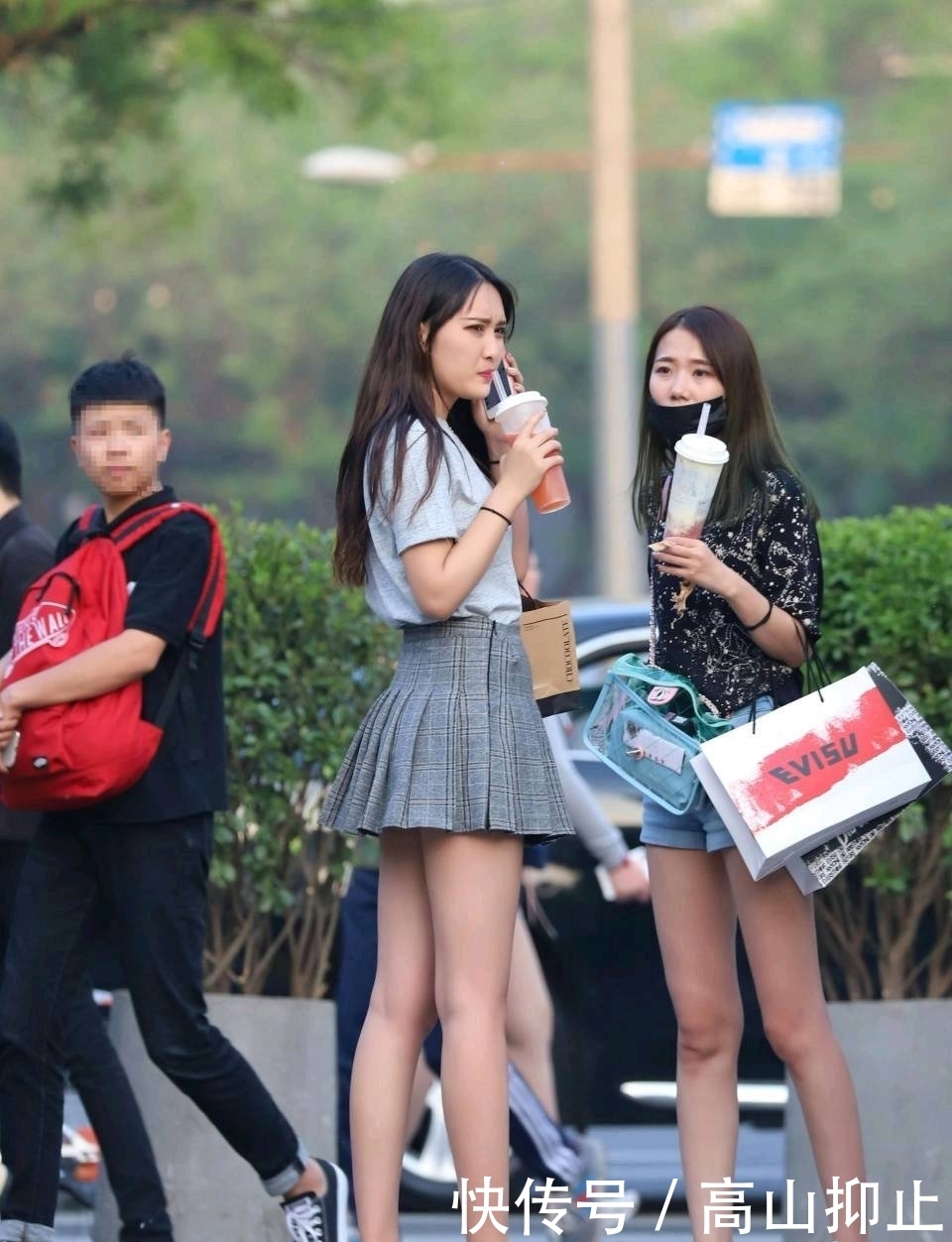 闺蜜逛街时尚的装束必不可少，遮肉显瘦的百褶裙，展示青春靓丽