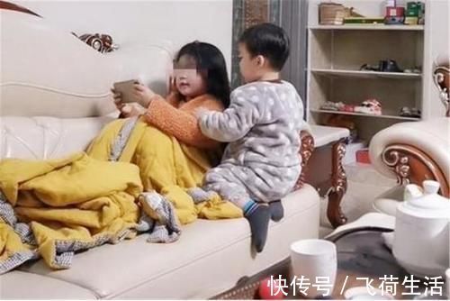 哥哥|弟弟打扰哥哥写作业，结果被哥哥硬生生拖出房门，网友：太真实了