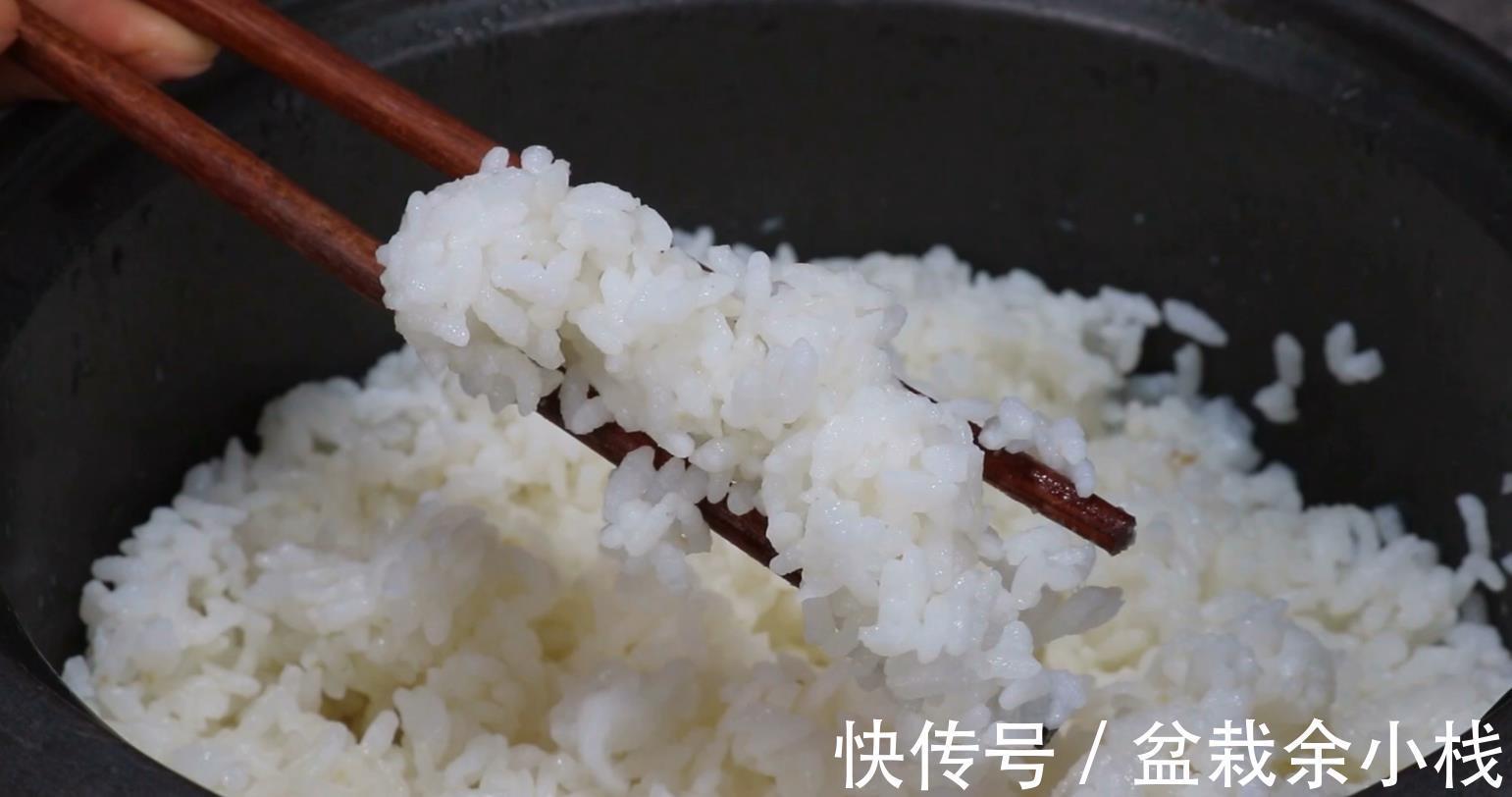 大米|蒸米饭最忌直接就蒸，饭店师傅教你诀窍，米饭粒粒分明又筋道