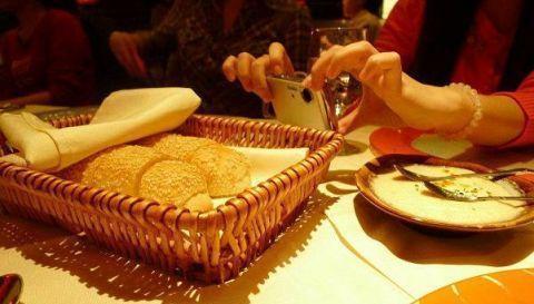 吃牛排时会先送上一盘面包 很多人不懂而闹了笑话