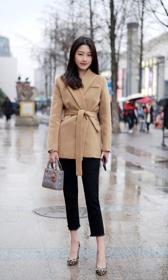 时髦的牛仔裤装扮潮流无限，可以彰显出清新又唯美的时尚风