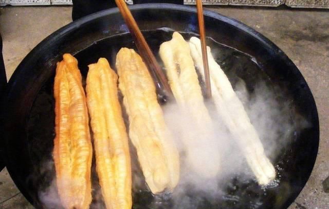 别家|别家油条都卖1块,他家卖4块有点贵,我咬开一看懂了,又买了10根