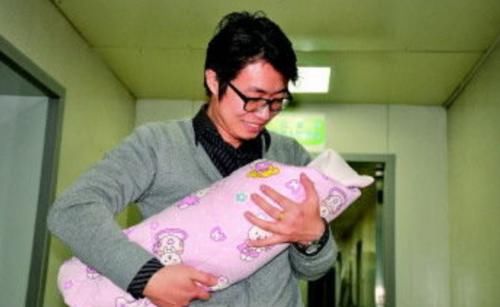 应该第一个抱新生儿的人,既不是爸爸也不是奶奶,听听护士的建议