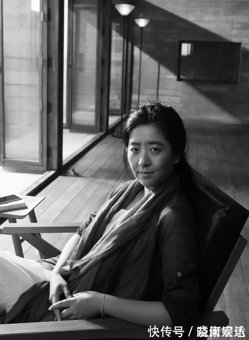 书法作品@张艺谋独家签约的书法家许静,因写字而走红,她书法水平如何呢?