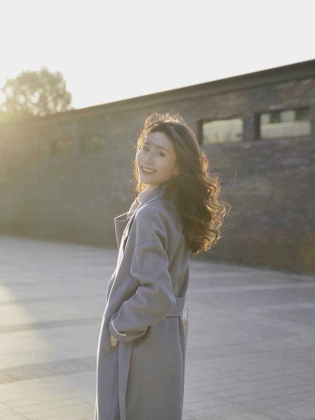 大衣|不止黑白灰经典,今冬更流行雾霾蓝大衣,时髦又百搭,太经典了