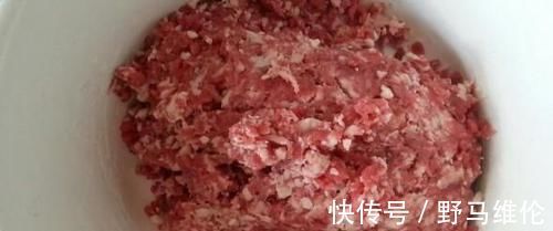 调饺子馅时,放热油还是放香油?面馆老师傅:都错了,别乱放