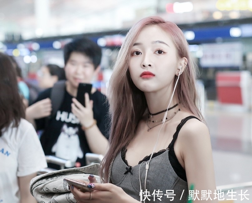 大长腿|吴宣仪可真会穿,修身吊带裙配黑色短靴,秀“漫画腿”强势吸睛