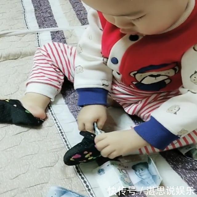 宝宝|妈妈将钱放在沙发上,宝宝接下来的动作,彻底出卖了爸爸