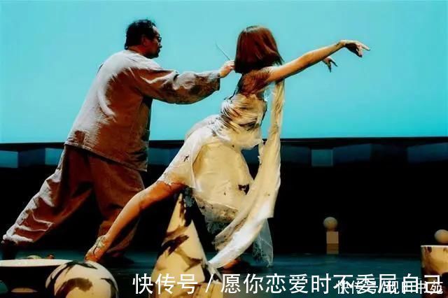 美的@美院教授大秀“人体书法”,当代书法的下限在哪里?