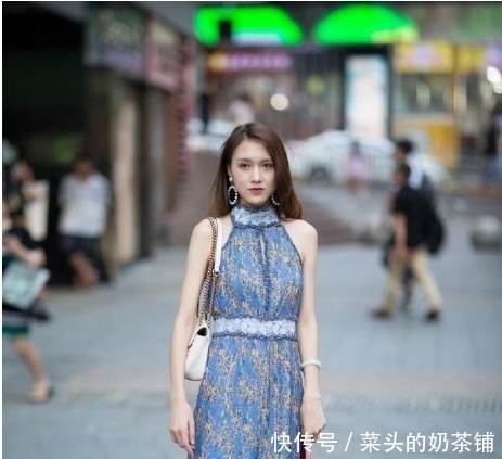 睡裙|街拍一位穿清凉睡裙的小姐姐,优雅时尚又纯美性感