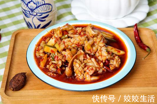 水泡|泡发干鱿鱼，只用水泡是不够的，多放2味料，鱿鱼泡得又大又新鲜