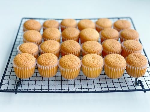 抓住暑假的尾巴，给女儿烤了一盘小小蛋糕，一口一个细腻又柔软