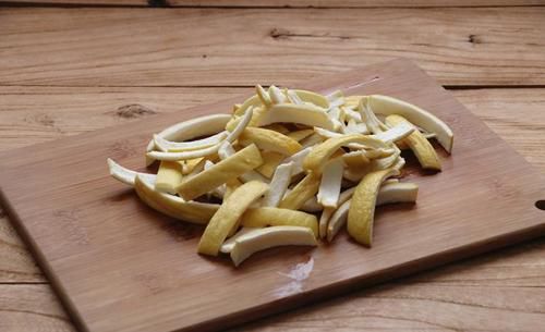 冬季|此水果的果皮是个宝，扔掉太可惜，放锅里炒一炒，冬季吃好处多