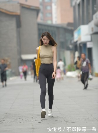 魅力 绿衣美女大秀个人魅力,简洁却个性无比,时髦极了