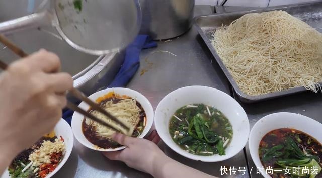 四十多年老面馆煮面用剩菜,天天都是顾客盈门,客人们纷纷夸赞他