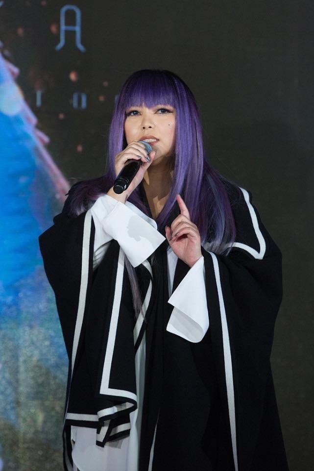 张惠妹穿衣真胆大,穿一件斗篷式外套个性十足,意外精致优雅