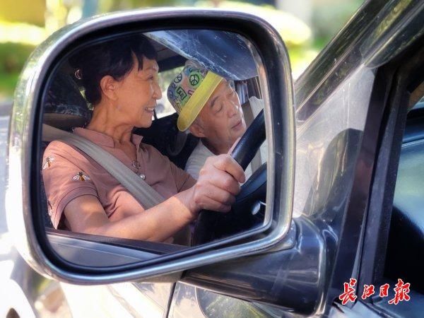 越野车|武汉七旬夫妻8年自驾游世界：只要有梦想，人生不设限