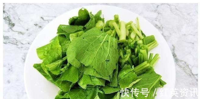 不管炒什么青菜，掌握1个小技巧，菜叶绿得发亮，不变黑