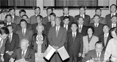 五颗星|此国七成是中国人后裔,国旗上也有五颗星,最大纸币值5万人民币