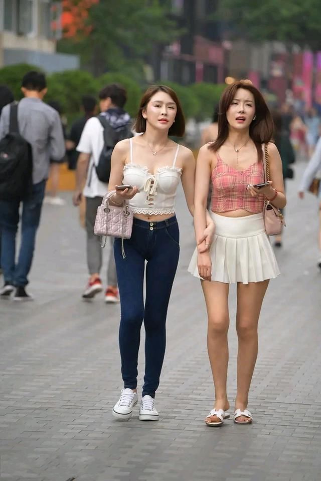 连体裤|街拍:连体裤采用了一字领设计,走在街上飘逸十足