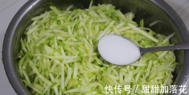 秋天吃什么菜试试西葫芦，学会调馅方法，包包子烙馅饼都好吃！