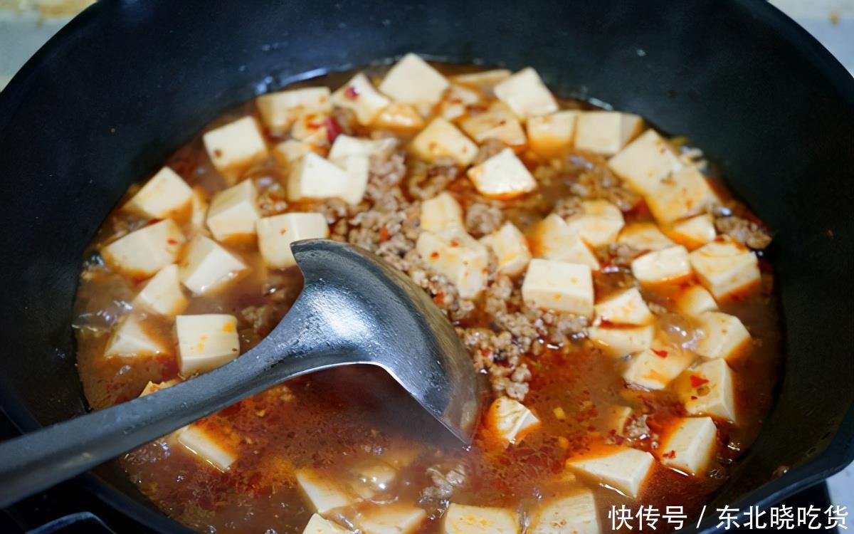 川菜经典的麻婆豆腐,嫩滑可口,香辣下饭,一上桌家人就抢着吃