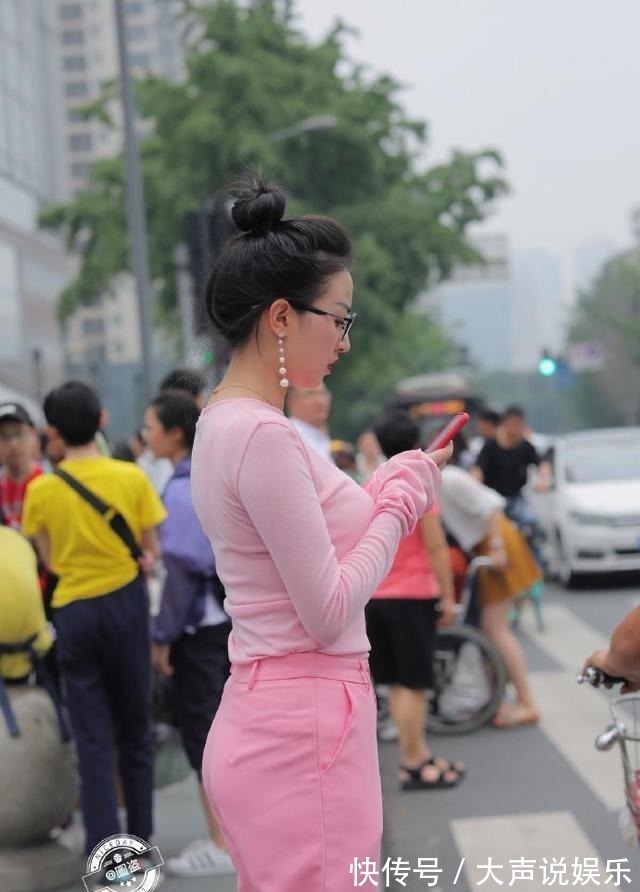 腰带 高挑多姿的打底裤美女,大方得体的搭配风格也耐看,令人难忘!