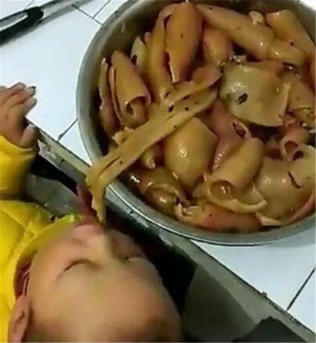 宝妈|宝妈午睡醒来,发现宝宝不在身边,到厨房看到这幕差点笑出眼泪来