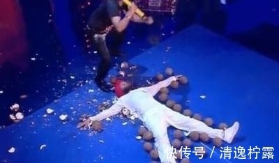 缩骨功|5个奇葩吉尼斯纪录，男子过目不忘9000本书，艺人玻璃渣洗脸！