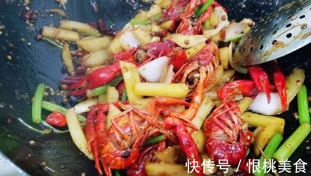 老师傅剥虾的“小技巧”,1分钟看会,从此剥虾不费劲,1秒一个