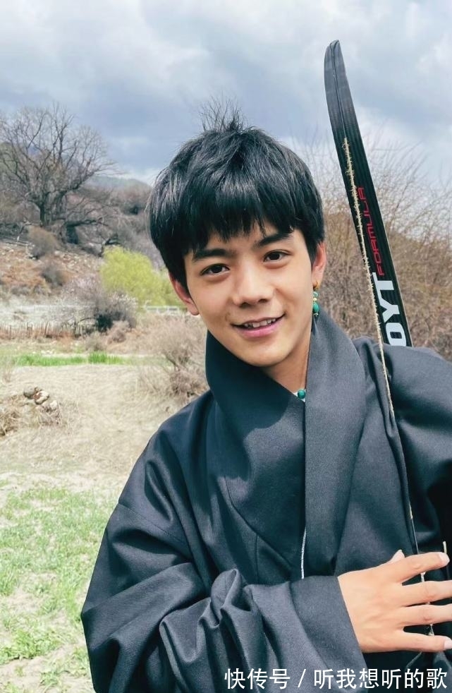 丁真|《中餐厅》官宣，黄晓明简介秀幸福，侧面证实在家做菜投喂妻儿？