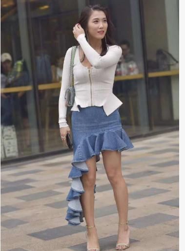 上衣|白色圆领上衣搭配牛仔鱼尾裙,款式独特,时尚又青春