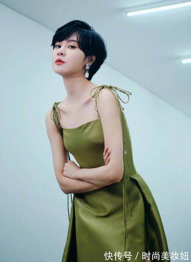 内衣|郁可唯也太时髦了!穿“粉色羽绒服”配粉色帽子,减龄又洋气