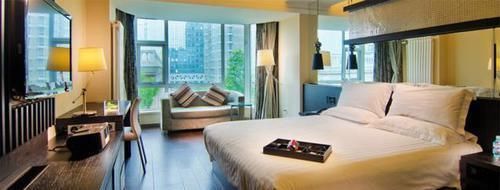 中年|住酒店时，不要先开灯，发现灯泡上有这种东西，立马报警