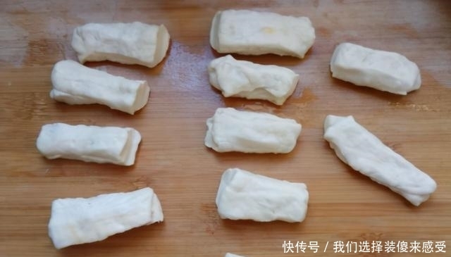 原来炸油条如此简单,不放泡打粉,油条照样蓬松酥脆,外酥里嫩