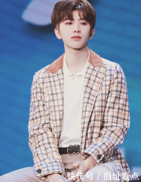 格纹|蔡徐坤穿格纹风衣格外有范,犹如漫画中走出来的美少年