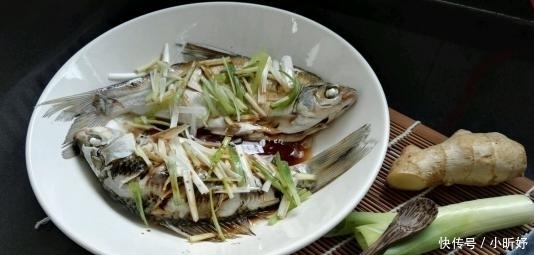 鱼肉|做清蒸鱼是先淋油还是先放酱油?放错顺序,鱼腥味重营养还差