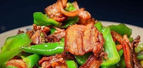 炒猪肉时，不要直接下锅炒！老师傅教你2招，肉质香浓嫩滑，入味