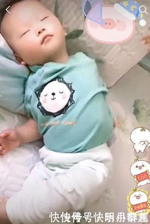 宝妈|宝宝“体操式睡姿”火了,宝妈掀开被子,网友:没一个做得了