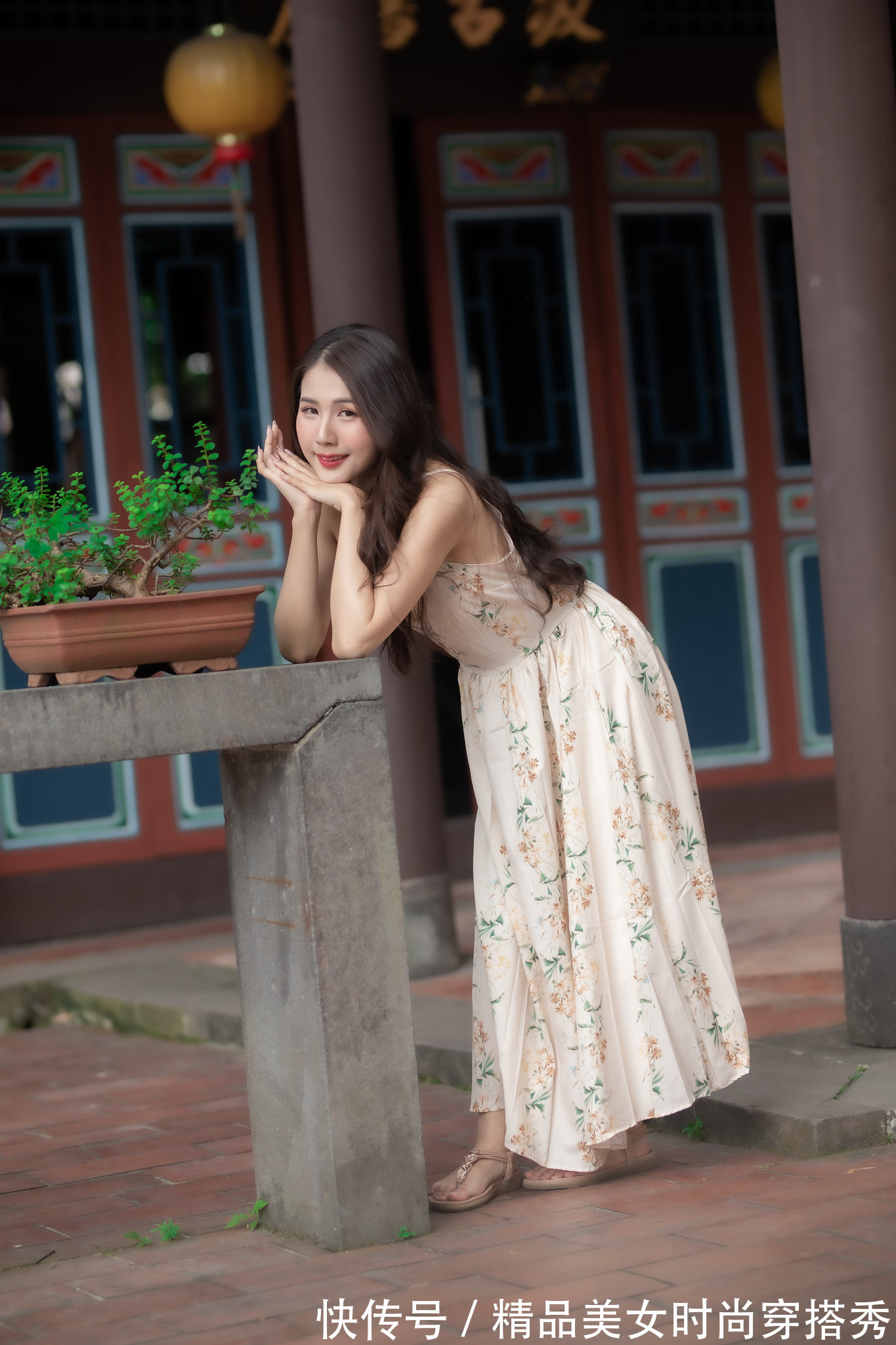 小凉鞋 吊带连衣裙清凉简约,搭配一双简单的小凉鞋就能够轻松驾驭!