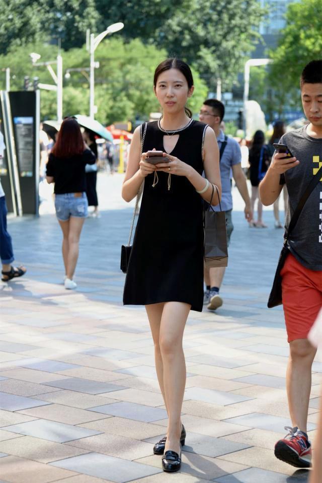 气质感 简洁打底裤可以更有女人味，整体看起来更加的整洁大方